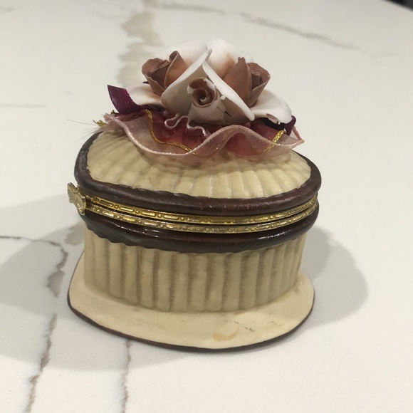 Heart shaped vintage jewelry box - Picture 3 of 9